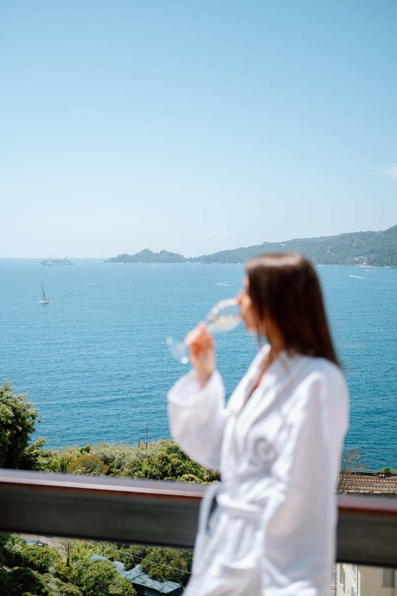 Grand Hotel Bristol Spa Resort, By R Collection Hotels Rapallo Exterior photo A woman drinking sparkling wine